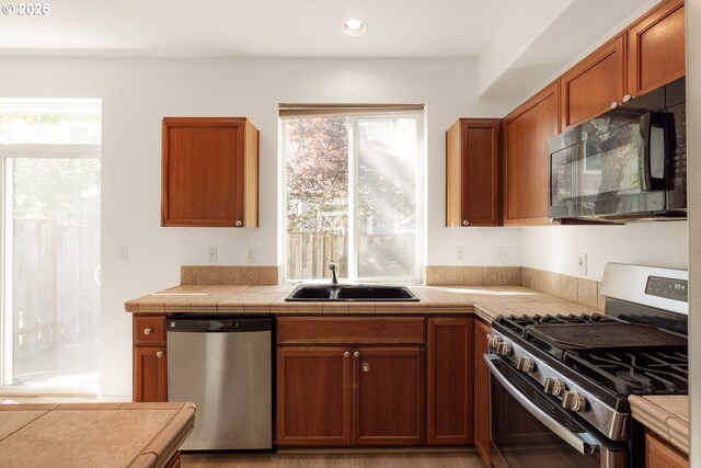 17246 SW Pleasanton Ln, Beaverton, OR 97003 - kitchen featuring stainless steel appliances, a sink, healthy amount of natural light, tile counters, and recessed lighting