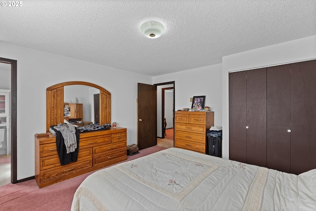 231 NE Chestnut Ave, Myrtle Creek, OR 97457 - carpeted bedroom with a closet, arched walkways, and a textured ceiling