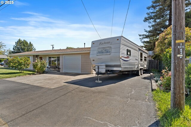 231 NE Chestnut Ave, Myrtle Creek, OR 97457 - view of front facade with driveway and a garage
