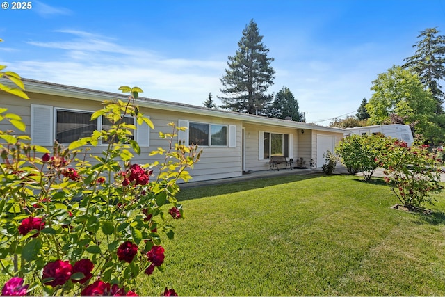 231 NE Chestnut Ave, Myrtle Creek, OR 97457 - ranch-style home with a garage and a front lawn