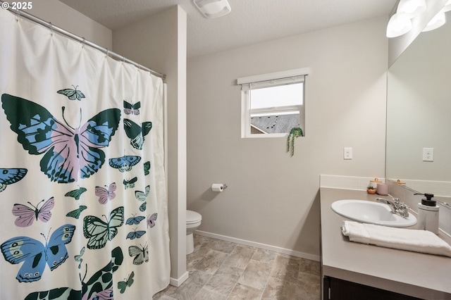 full bath with vanity, toilet, a shower with curtain, and baseboards