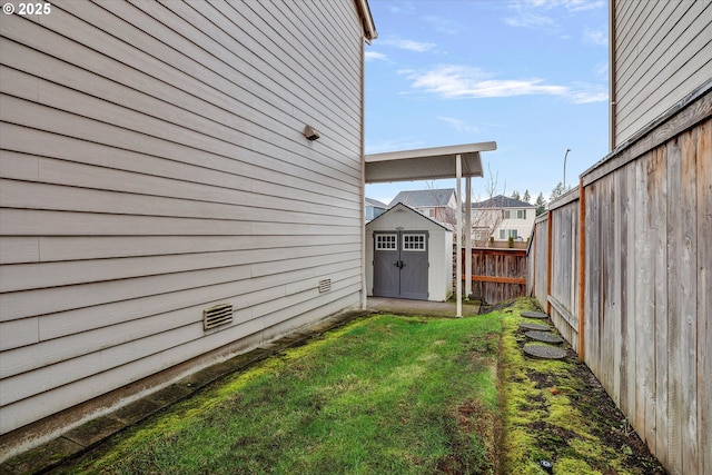 view of yard featuring a storage shed