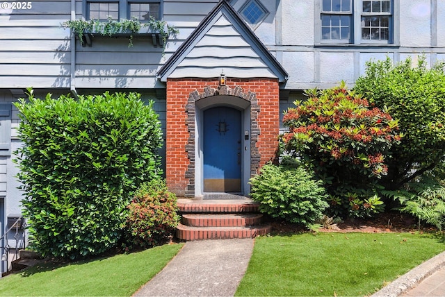 368 NW Lomita Ter, Portland, OR 97210 - doorway to property featuring brick siding