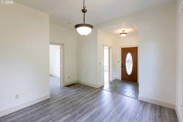 215 W 9th St, The Dalles, OR 97058 - foyer entrance with arched walkways and wood finished floors