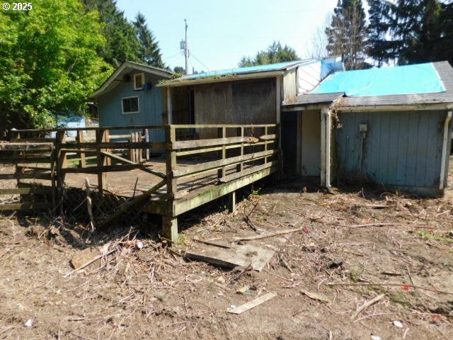 431 NE Alder St, Yachats, OR 97498 - back of property featuring an exterior structure