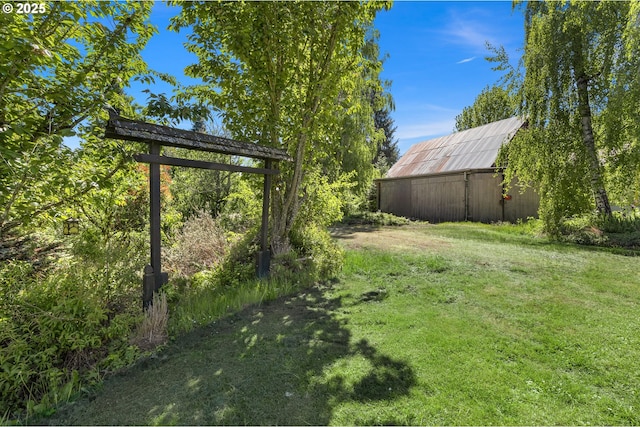 view of green lawn with an outdoor structure