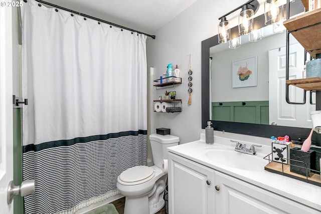 full bath featuring vanity, toilet, and a shower with curtain