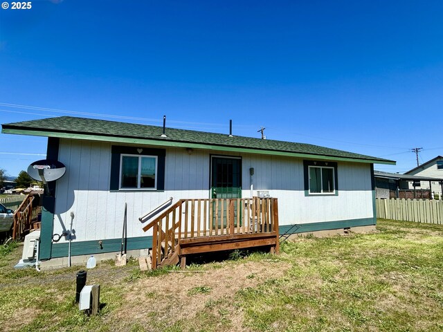 516 W Railroad Ave, Goldendale, WA 98620 - rear view of house with fence and a lawn