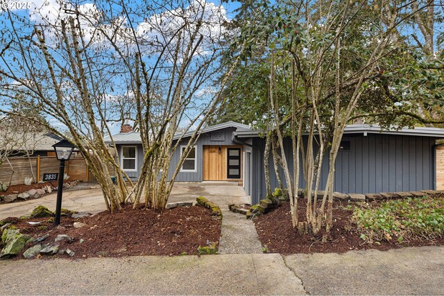 single story home featuring a garage