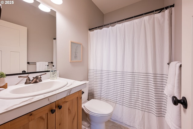full bathroom featuring vanity, toilet, and a shower with shower curtain