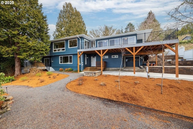 view of front of home featuring gravel driveway