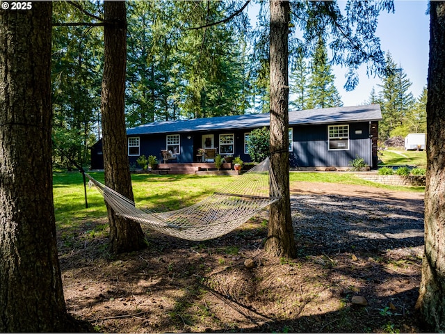 view of front facade featuring a front yard and a porch
