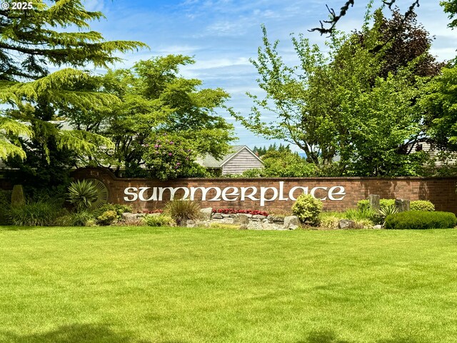 community / neighborhood sign featuring a lawn