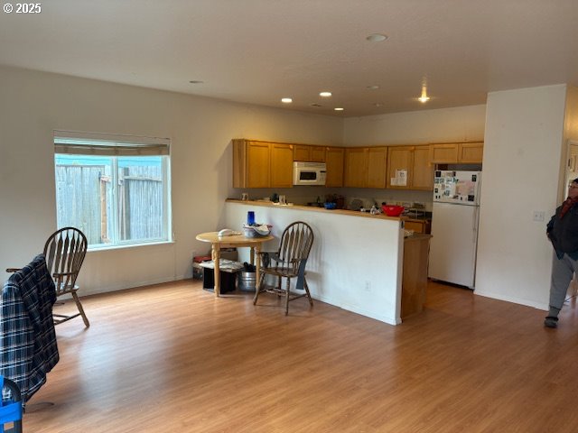 815 Old County Rd Unit 15, Brookings, OR 97415 - kitchen with white appliances, light wood-style flooring, a peninsula, and recessed lighting