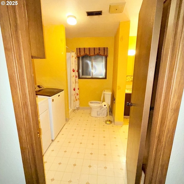 14807 NE Siskiyou Ct, Portland, OR 97230 - full bath featuring independent washer and dryer, tile patterned floors, toilet, and a shower with shower curtain