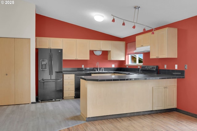 815 Bobolink Ave, Eugene, OR 97404 - kitchen with black appliances, light wood finished floors, lofted ceiling, a sink, and under cabinet range hood