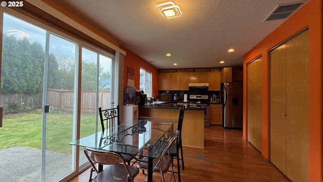 2113 SE 181st Ave, Vancouver, WA 98683 - dining area with wood finished floors, a textured ceiling, and recessed lighting