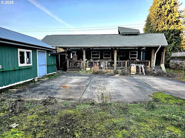 view of front of home featuring a porch