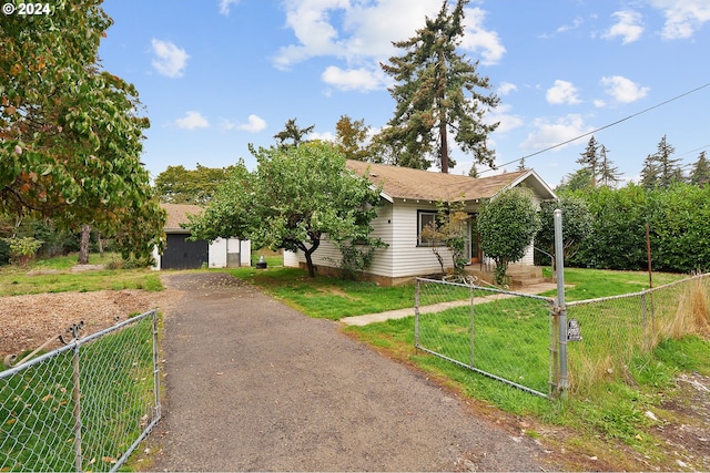 view of front of home featuring a front yard