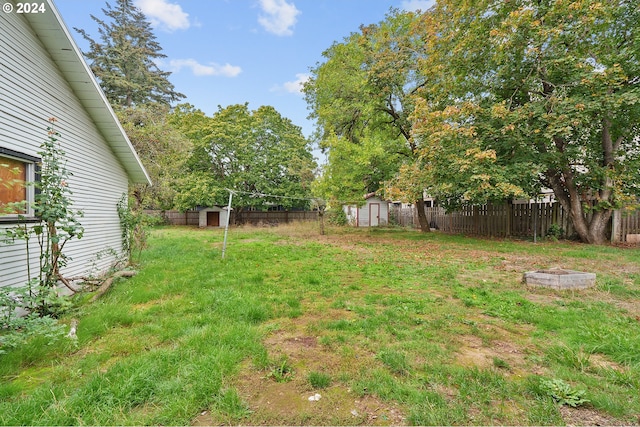 view of yard with a shed