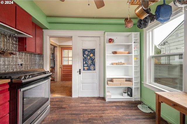 kitchen featuring stainless steel range with gas cooktop, a ceiling fan, dark wood-style flooring, and backsplash