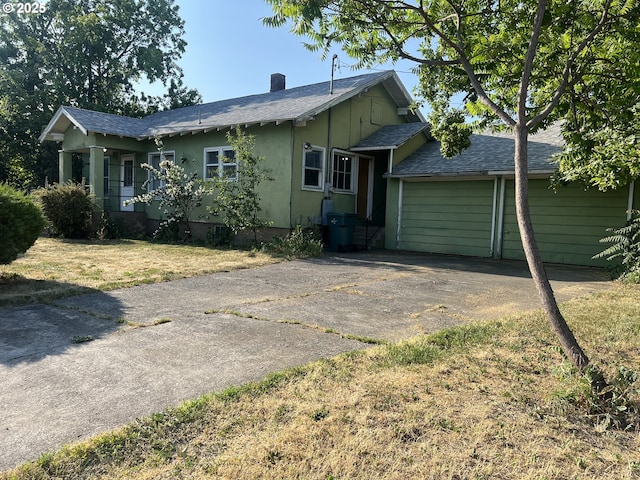 103 NW 10th Ave, Milton-Freewater, OR 97862 - view of front of property featuring driveway, a front yard, and roof with shingles
