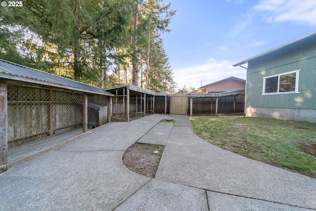 view of yard with a storage unit