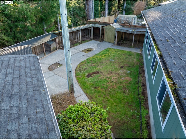 view of yard with an outdoor structure