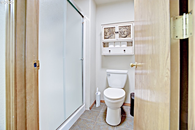 425 Warner St, Oregon City, OR 97045 - full bath featuring a shower stall, toilet, and tile patterned flooring