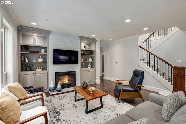 living area with arched walkways, baseboards, recessed lighting, and wood finished floors