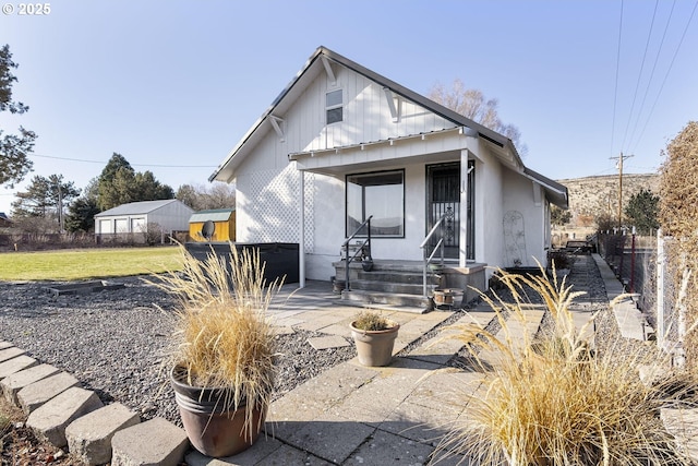 view of front facade featuring a patio and fence