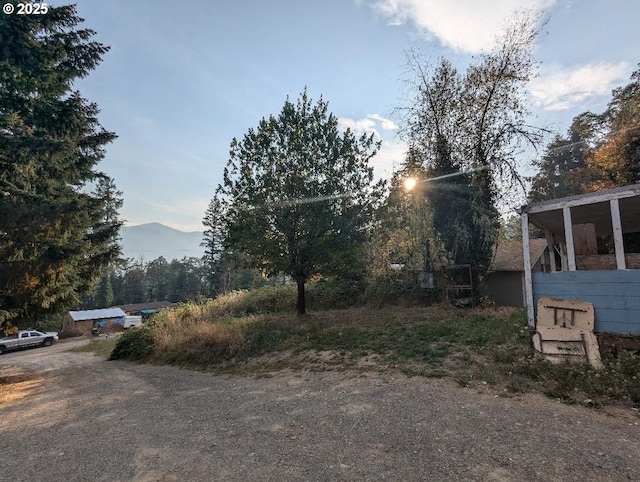 view of yard featuring a mountain view