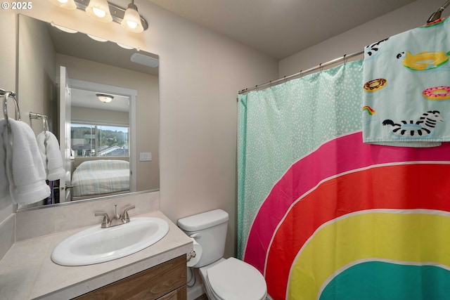 full bathroom featuring toilet, a shower with shower curtain, ensuite bath, and vanity