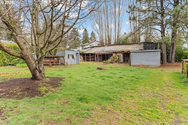 view of yard with an outbuilding