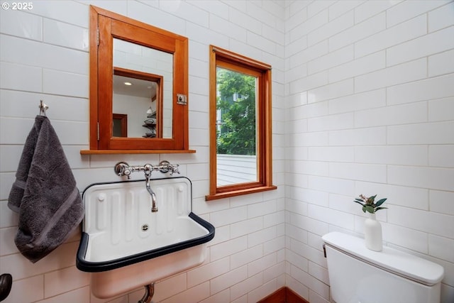 714 SE 35th Ave, Portland, OR 97214 - bathroom with toilet
