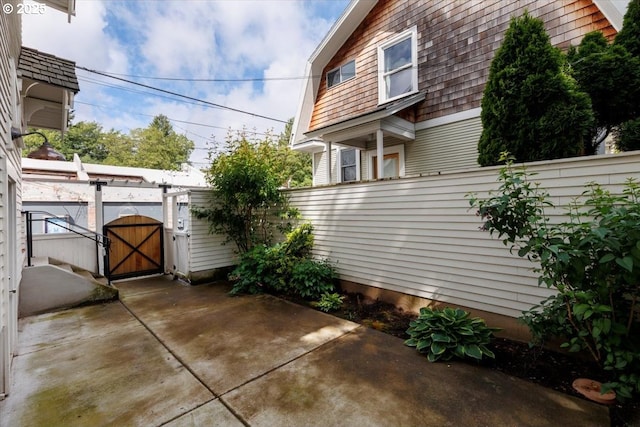 714 SE 35th Ave, Portland, OR 97214 - view of patio / terrace featuring a gate