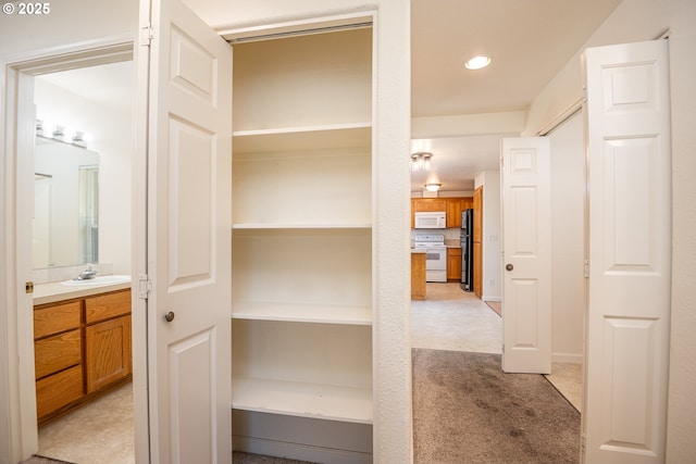 576 S 35th St, Springfield, OR 97478 - closet featuring a sink