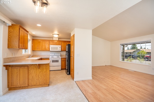 576 S 35th St, Springfield, OR 97478 - kitchen with white appliances, open floor plan, light countertops, a peninsula, and light wood-type flooring
