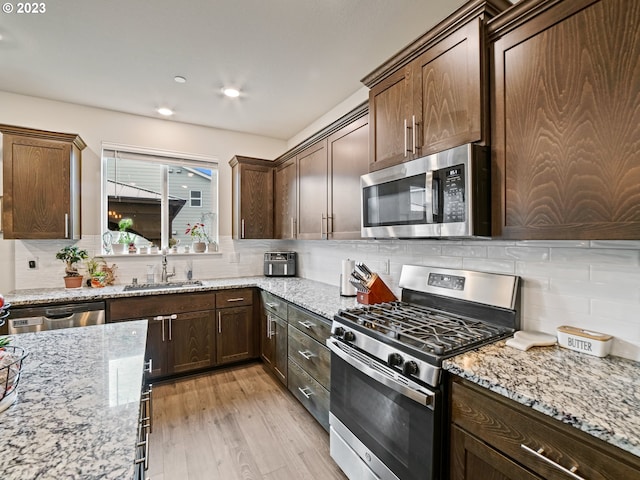 6212 N 87th Ave, Camas, WA 98607 - kitchen featuring appliances with stainless steel finishes, a sink, backsplash, light wood-type flooring, and recessed lighting
