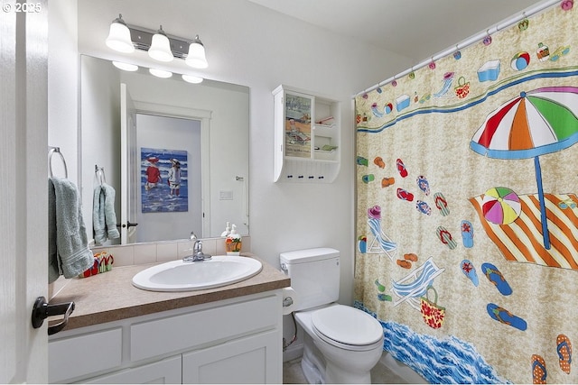 full bath with toilet, vanity, and a shower with curtain