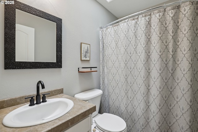 full bathroom featuring a shower with shower curtain, toilet, and vanity