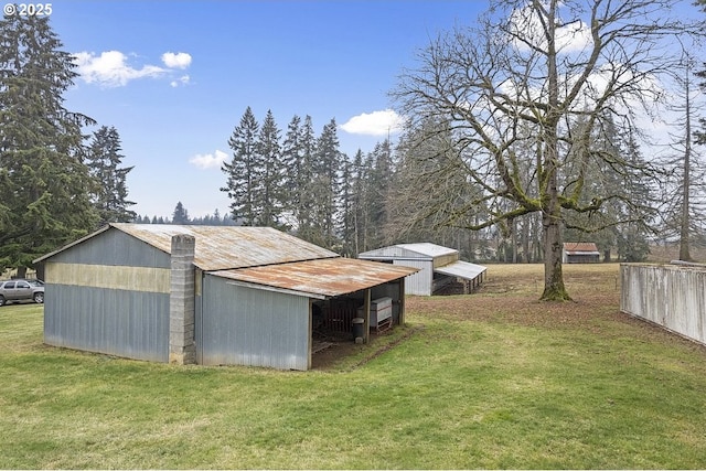 view of yard with an outbuilding