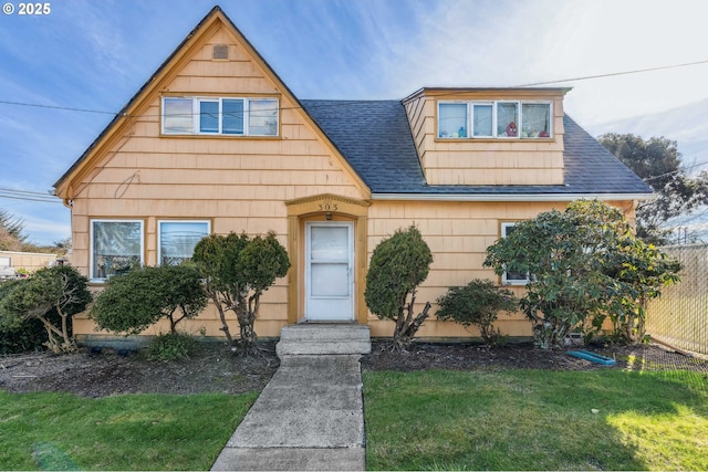 view of front of house featuring a front yard