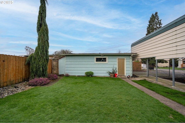 view of yard featuring an outdoor structure