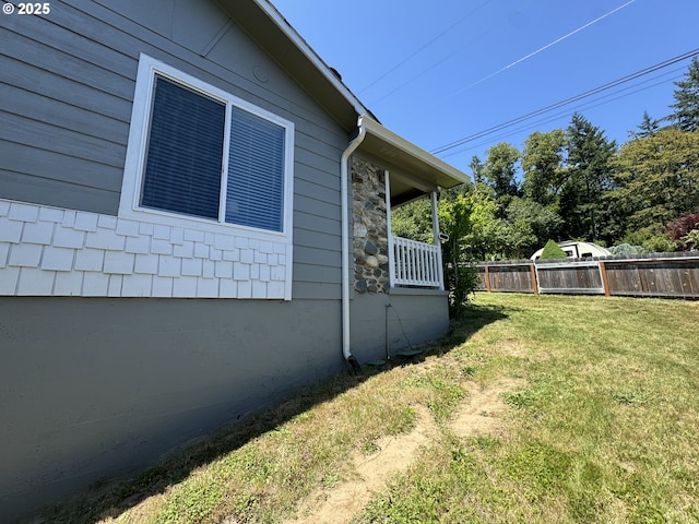 611 Fairchild St, Canyonville, OR 97417 - view of side of home