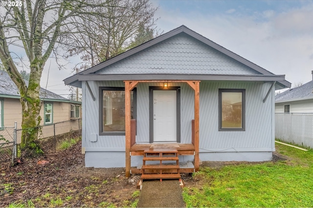 bungalow-style house featuring a front lawn