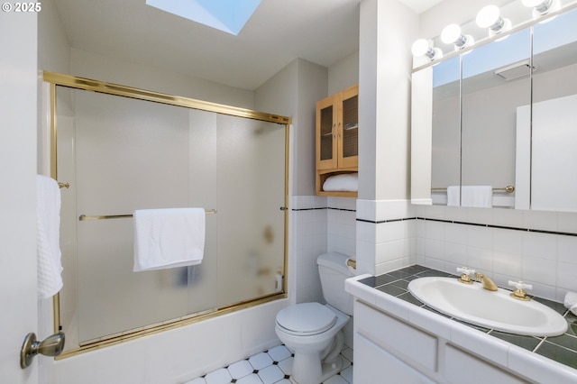 3727 NW Arrowood Cir, Corvallis, OR 97330 - full bath with a skylight, combined bath / shower with glass door, toilet, vanity, and tile walls