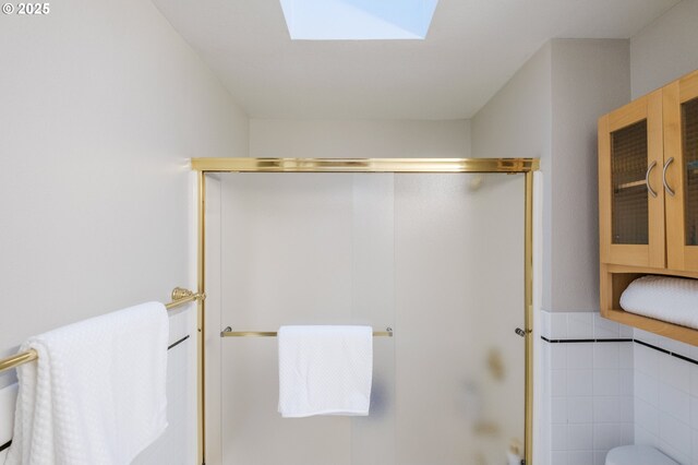 3727 NW Arrowood Cir, Corvallis, OR 97330 - full bath featuring an enclosed shower, a skylight, and toilet