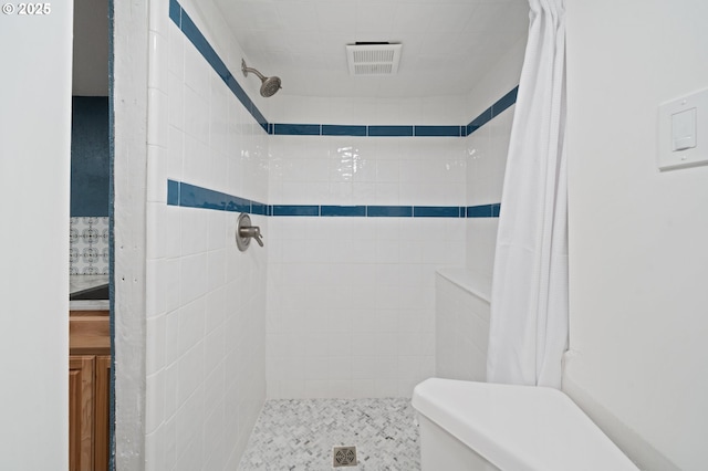 2360 N R St, Washougal, WA 98671 - bathroom featuring a tile shower and toilet