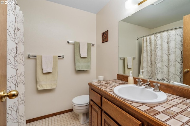 full bathroom with curtained shower, toilet, vanity, and baseboards